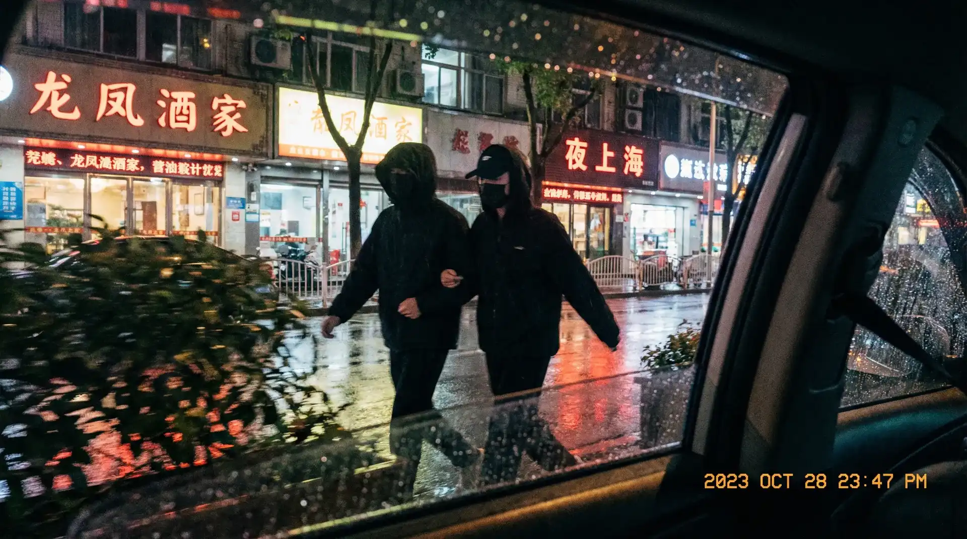 吕知樾个人资料 - 顶流明星深夜密会现场抓拍照片
